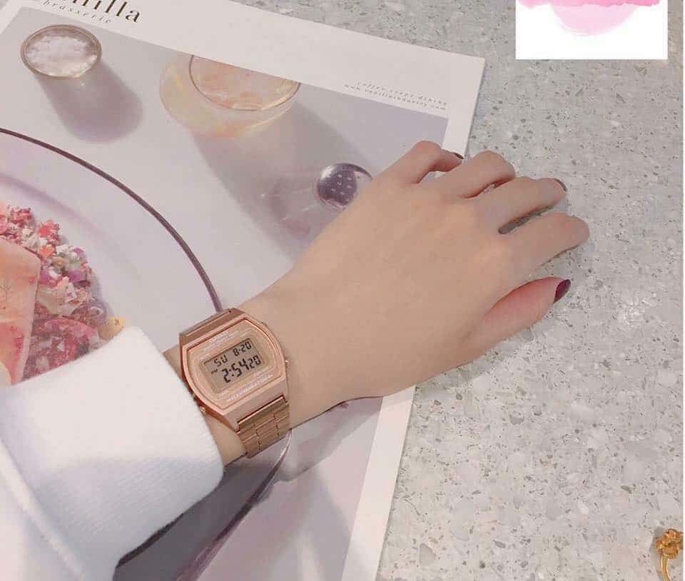 Đồng hồ pin nữ Cartier gắn đá mặt vuông 34mm màu vàng hồng – donghosinhvien